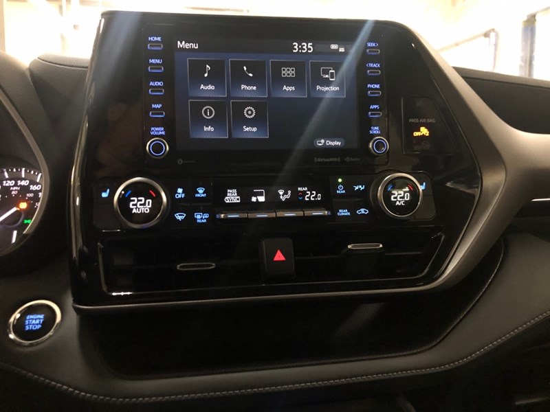 2022 Toyota Highlander XLE AWD - 2 Sets of Wheels Incl.