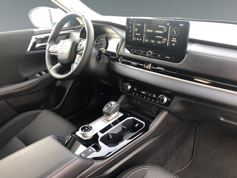 2025 Mitsubishi Outlander ES S-AWC | 7-Passenger
