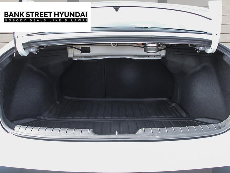 2025 Hyundai Elantra Luxury IVT