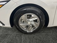 2025 Hyundai Elantra Essential IVT