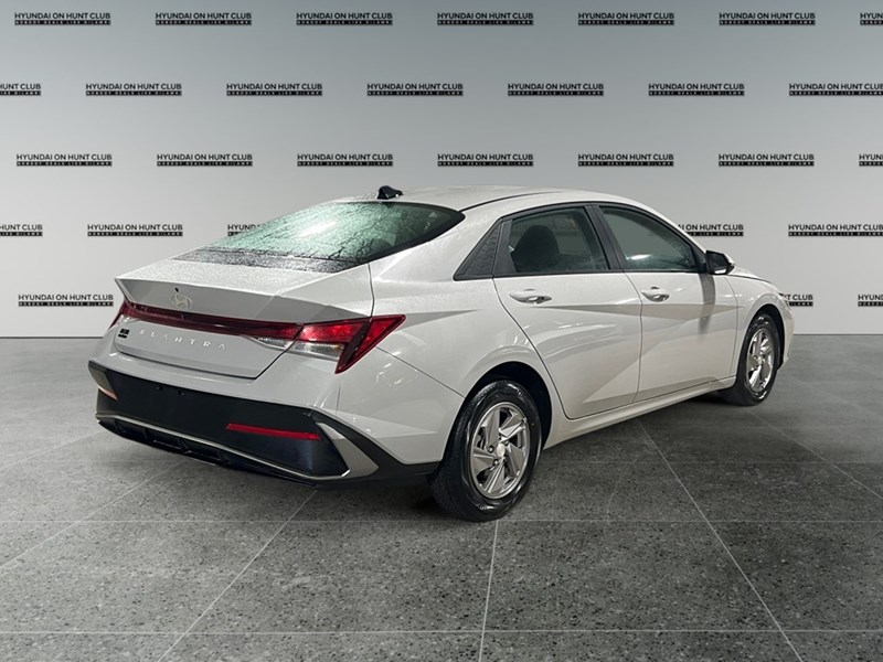 2025 Hyundai Elantra Essential IVT