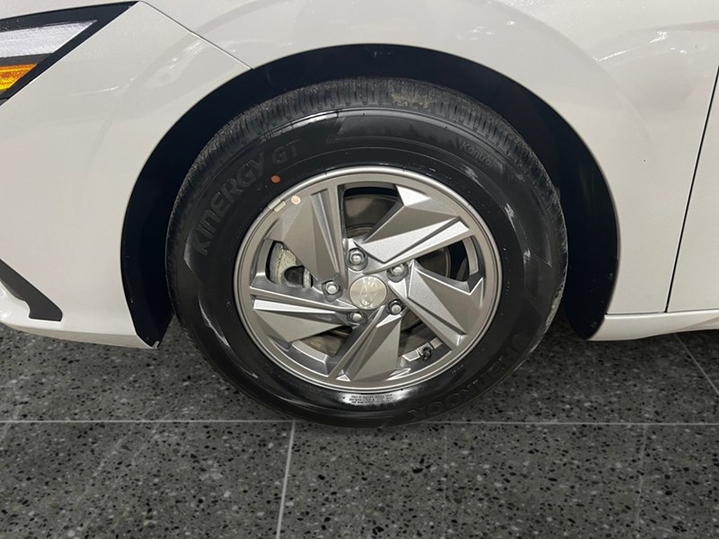 2025 Hyundai Elantra Essential IVT
