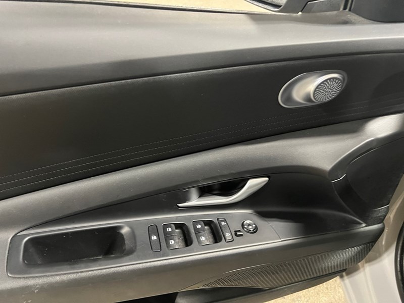 2025 Hyundai Elantra Essential IVT