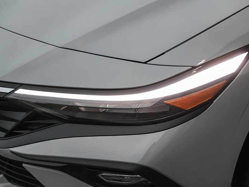 2025 Hyundai Elantra Luxury IVT