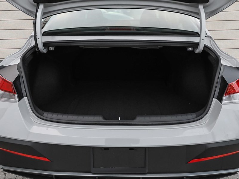 2026 Hyundai Elantra Essential IVT