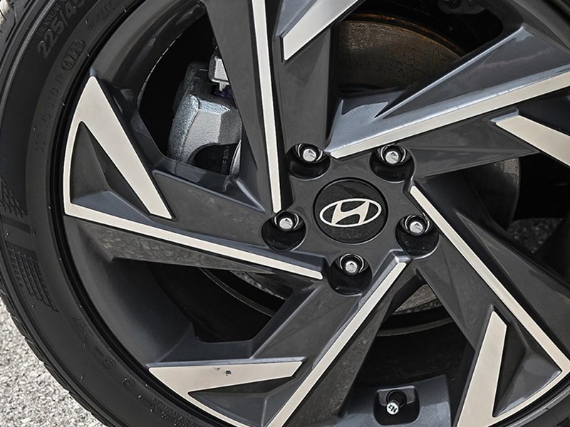 2025 Hyundai Elantra Luxury IVT