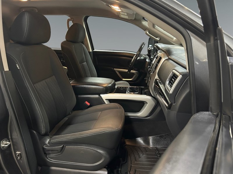 2017 Nissan Titan 4WD Crew Cab SV