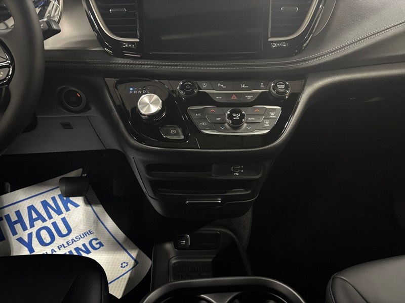 2027 Chrysler Pacifica Select AWD