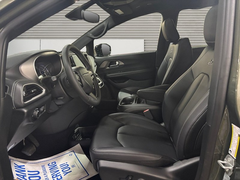 2027 Chrysler Pacifica Select AWD
