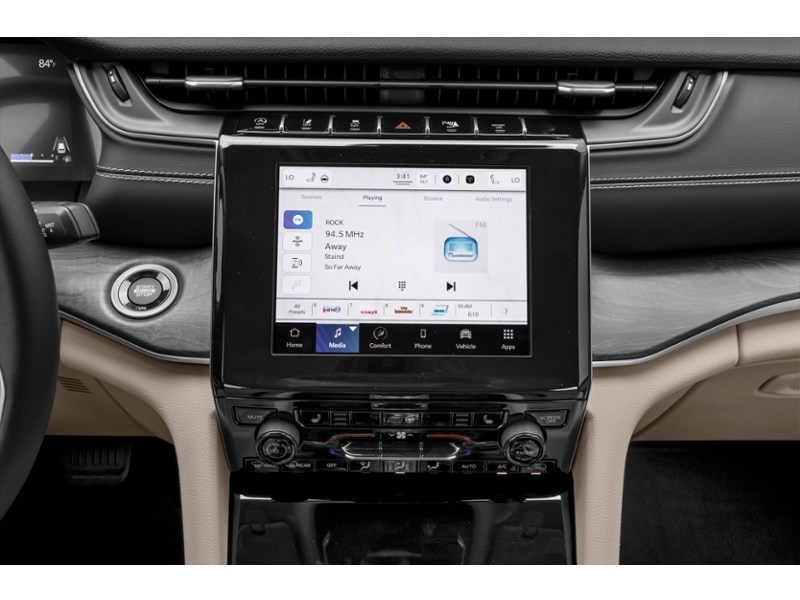 2024 Jeep Grand Cherokee Limited 4x4 Interior Shot 2